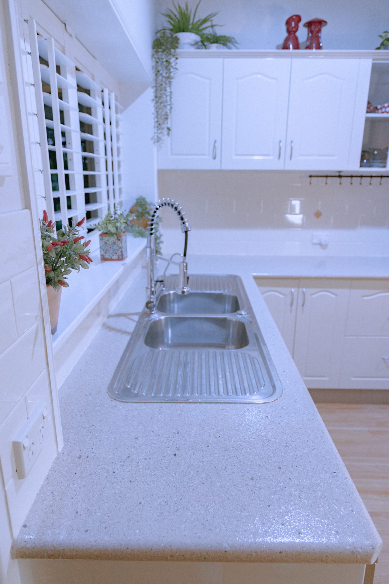 Sink surround after epoxy resurfacing